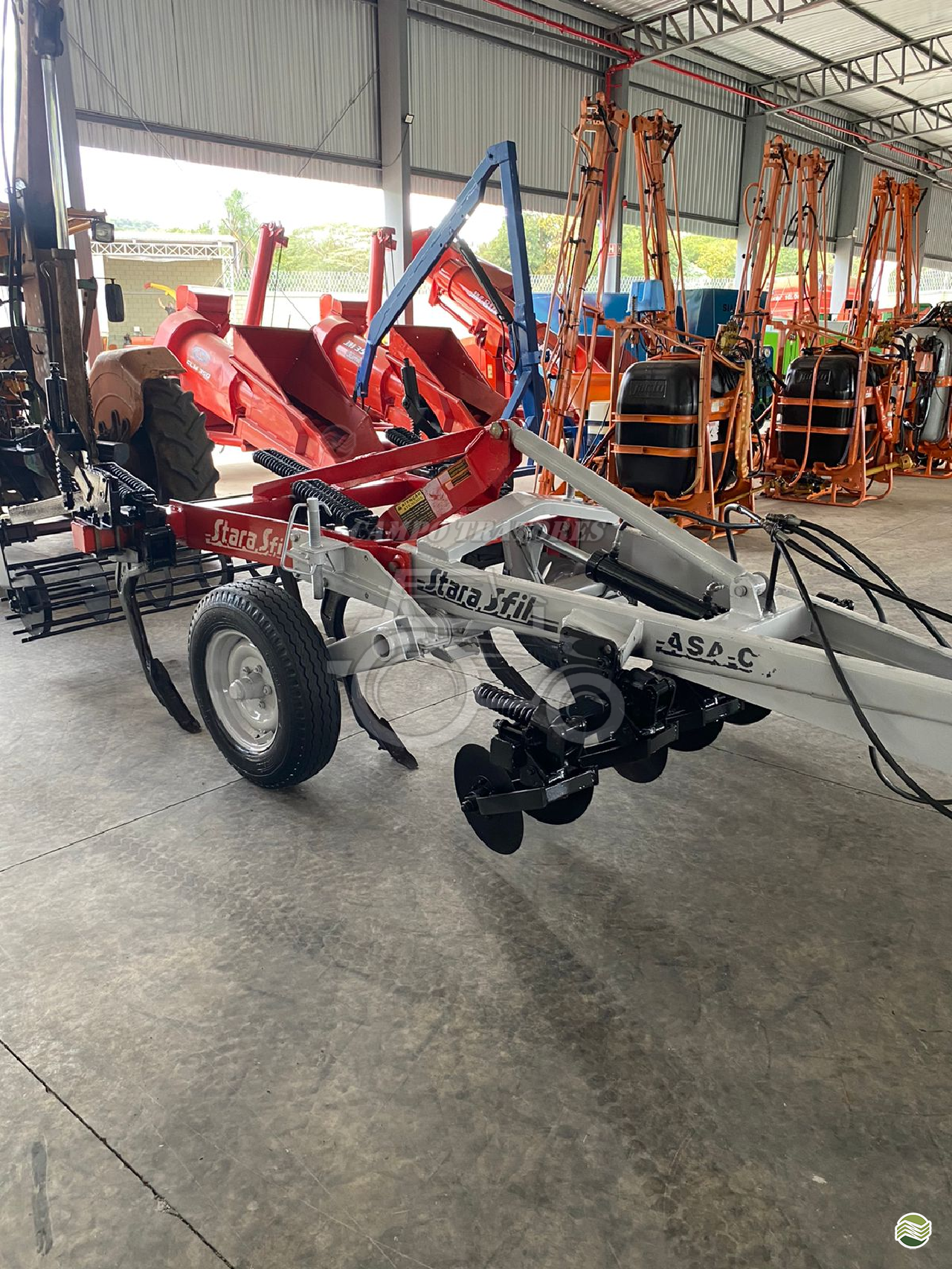 IMPLEMENTOS AGRICOLAS SUBSOLADOR 7 HASTES DISCO CORTE Campo Tratores SAO CARLOS SÃO PAULO SP